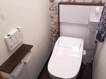 トイレをタイルからクロスの内装にしました。