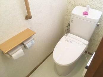 トイレがきれいになりました！アクセントで一面だけ貼った壁紙もおしゃれです☆